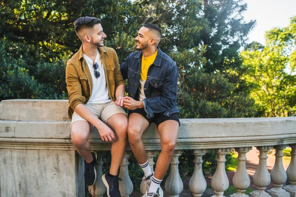 ゲイカップル過ごす時間一緒に公園で. — ストック写真