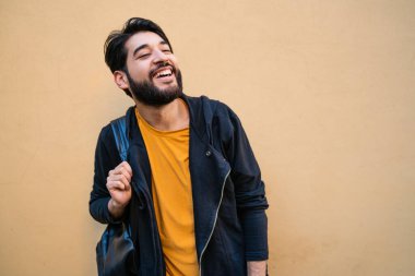 Sırt çantalı, sırtında taşıdığı sırtında.