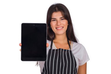 Kadın şef dijital tablette bir şeyler gösteriyor..