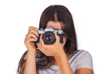Kadın retro film kamerasıyla fotoğraf çekiyor.