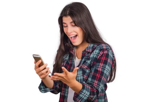 Mujer mirando el teléfono móvil y celebrando la victoria. — Foto de Stock