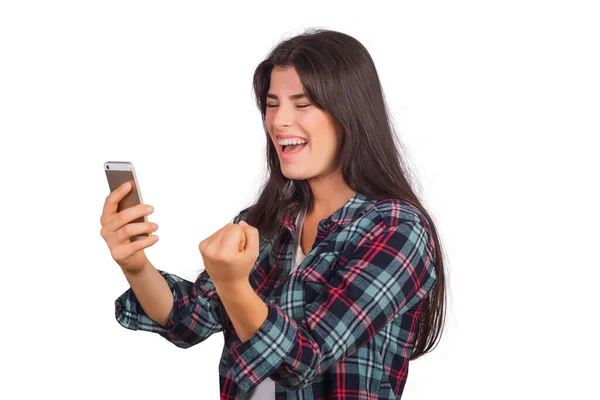Женщина смотрит на мобильный телефон и празднует победу. — стоковое фото