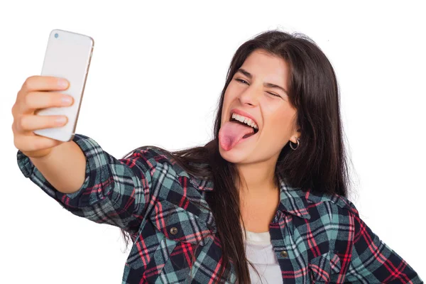 Giovane donna che si fa un selfie con il telefono. — Foto Stock