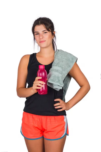 Αθλητική γυναίκα με πετσέτα και κρατώντας ένα μπουκάλι νερό. — Φωτογραφία Αρχείου