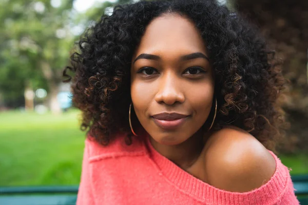 Donna afro-americana seduta nel parco. — Foto Stock