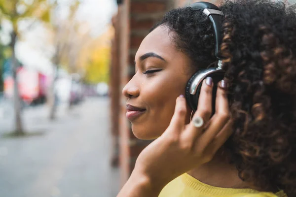 Afro amerikai nő zenét hallgat — Stock Fotó