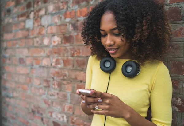 Mulher afro-americana usando telefone celular. — Fotografia de Stock