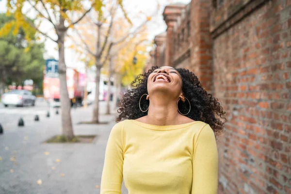 Retrato da mulher afro-americana rindo. — Fotografia de Stock