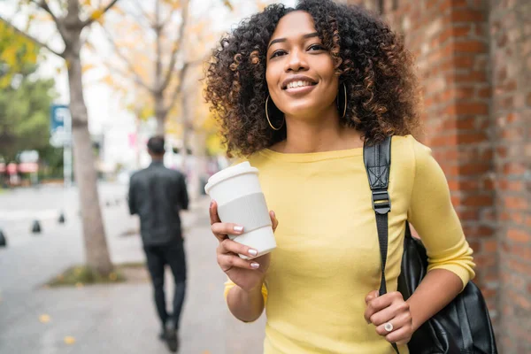 Afro-american woman walking on the street. — Stock Photo, Image