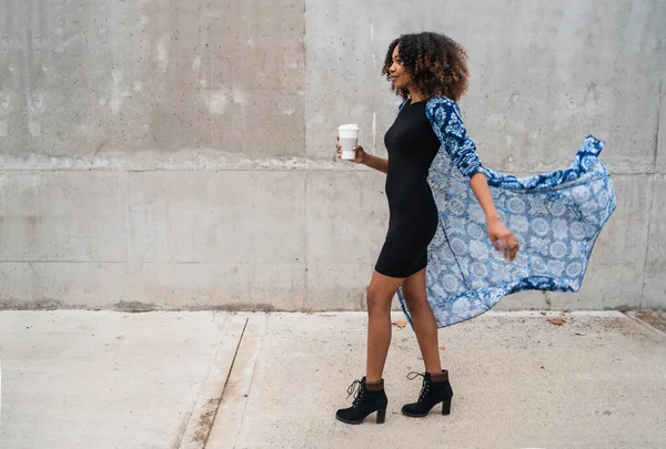 Femme afro-américaine marchant et tenant du café. — Photo