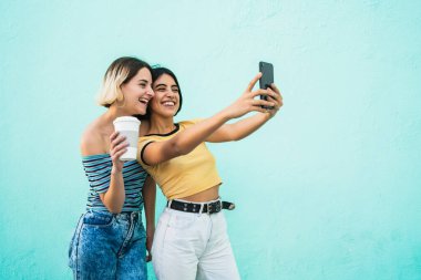 Güzel lezbiyen çift telefonla selfie çekiyor..