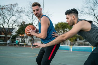 Genç basketbolcular teke tek oynuyor..