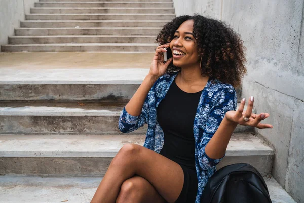 Afro-americana falando ao telefone. — Fotografia de Stock