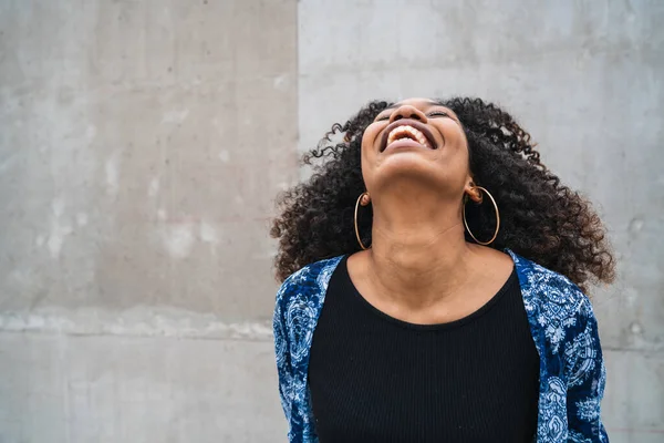 Портрет афро-американской женщины, смеющейся. — стоковое фото