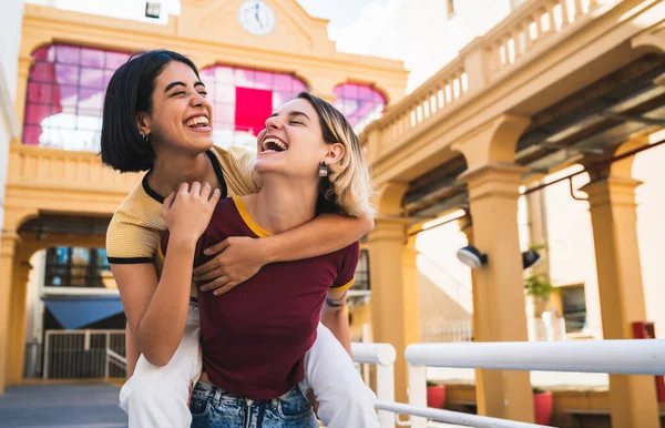 Amando pareja lesbiana divirtiéndose en la calle. — Foto de Stock