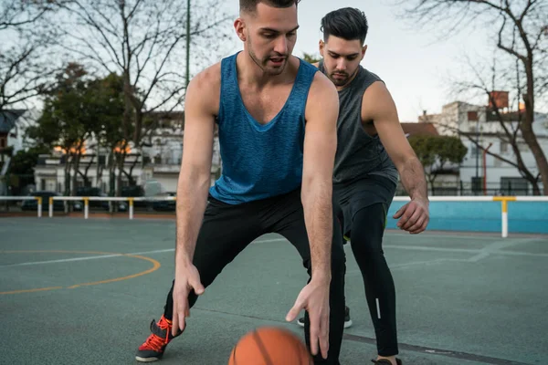 Jovens jogadores de basquete jogando um-contra-um. — Fotografia de Stock