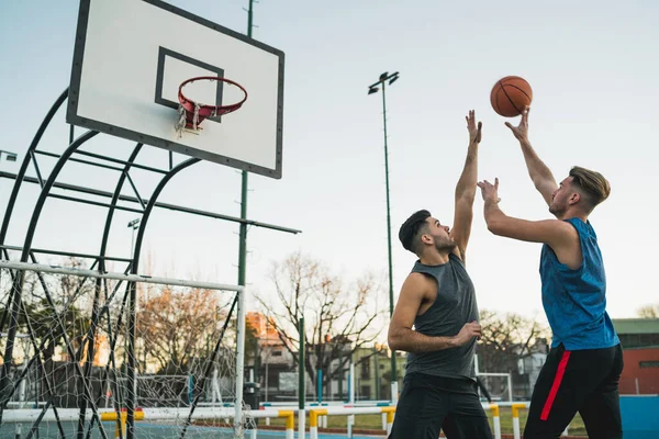 Young basketball players playing one-on-one. — Stock Photo, Image