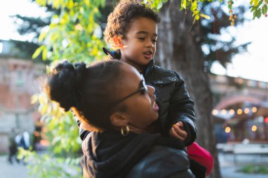 Afrikalı Amerikalı anne ve oğlu..