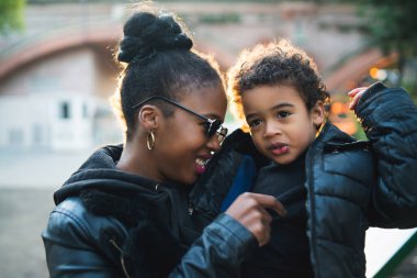 Afrikalı Amerikalı anne ve oğlu..