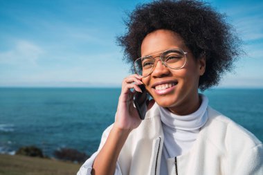 Latin kadın telefonda konuşuyor..