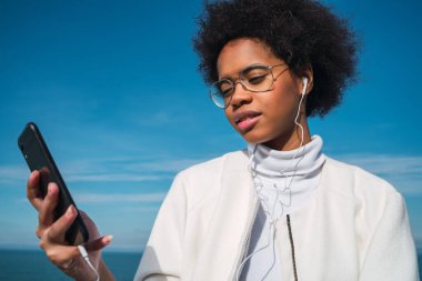 Cep telefonu kullanan Latin kadın.