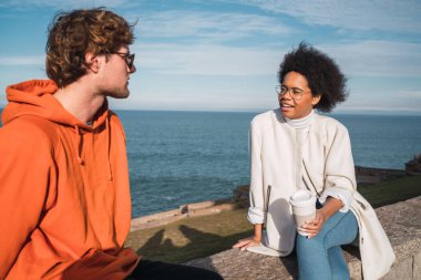 İki arkadaş birlikte eğleniyor..