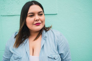 Genç ve iri kadın portresi..