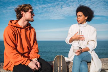 İki arkadaş birlikte eğleniyor..