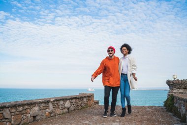 İki arkadaş birlikte eğleniyor..