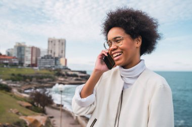 Latin kadın telefonda konuşuyor..