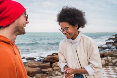 İki arkadaş birlikte eğleniyor..