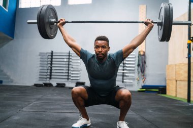 Crossfit sporcu halterle egzersiz yapıyor..