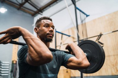 Crossfit sporcu halterle egzersiz yapıyor..