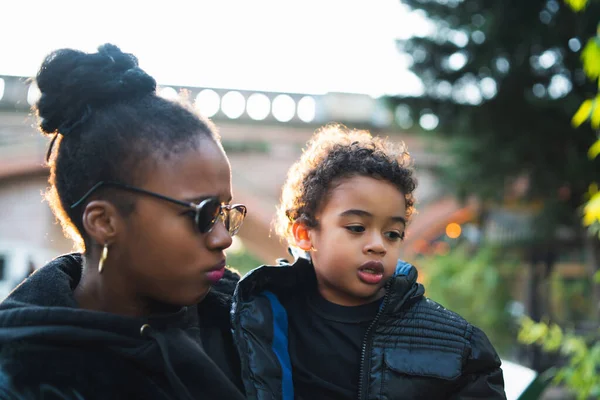 Afroamerikanische Mutter mit Sohn. — Stockfoto