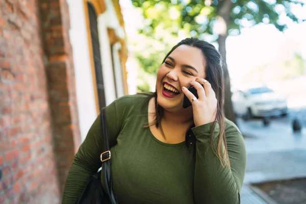 Giovane plus size donna parlando al telefono. — Foto Stock