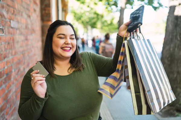 Giovane donna che fa shopping con carta di credito. — Foto Stock