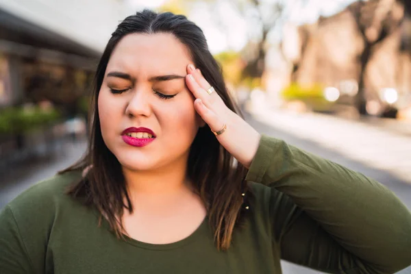 Young woman suffering from headache. — Stock Photo, Image