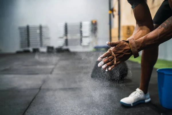 Fitness uomo sfregamento mani con polvere di magnesio gesso. — Foto Stock