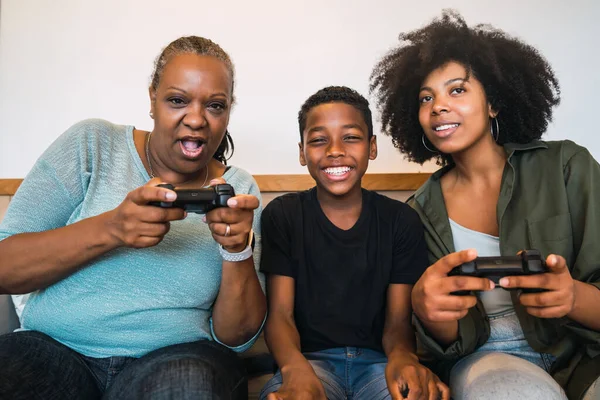 おばあちゃん、お母さん、息子は自宅でビデオゲームをプレイ. — ストック写真