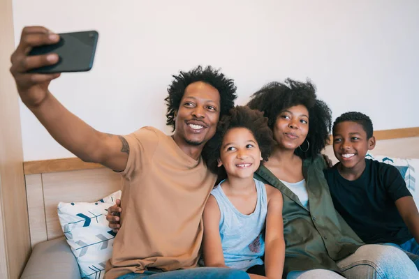 Rodzina robi selfie razem z telefonem w domu. — Zdjęcie stockowe