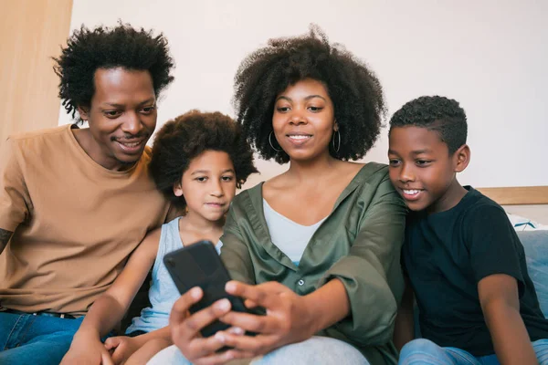 Familjen tar selfie tillsammans med telefon hemma. — Stockfoto