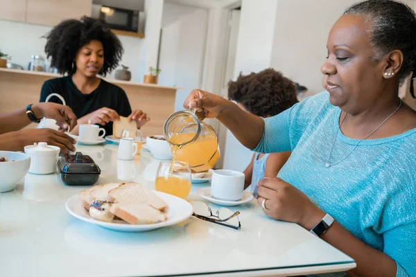 Rodina snídá společně doma. — Stock fotografie