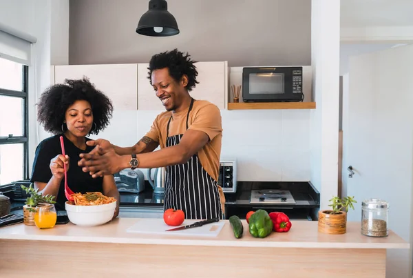 Afro pár vaření společně v kuchyni. — Stock fotografie