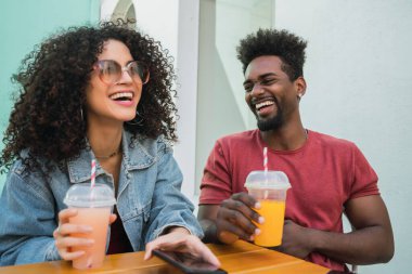 İki Afro arkadaş birlikte eğleniyor..
