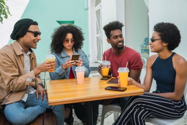 Afro arkadaşlar meyve suyu içerken birlikte eğleniyorlar..