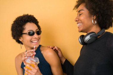 İki Afro arkadaş birlikte eğleniyor..