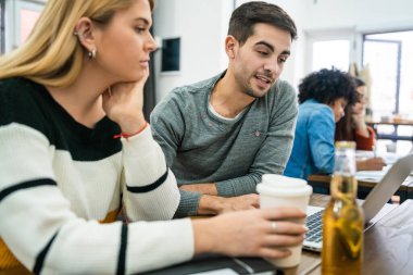 Bir projede birlikte çalışan yaratıcı tasarımcılar.
