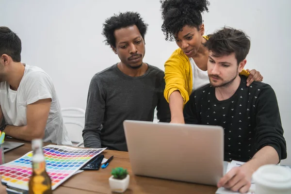 Mujer de negocios mostrando algo a sus colegas. — Foto de Stock