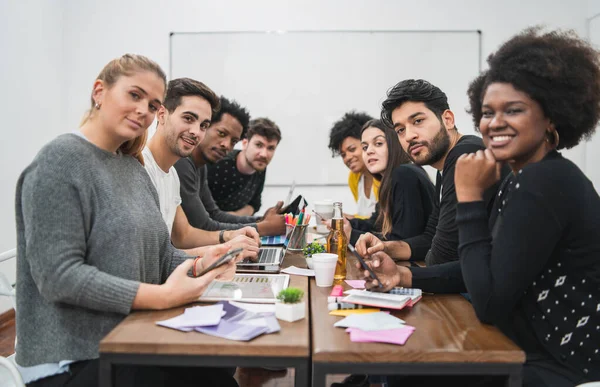 Gente creativa multiétnica teniendo una reunión de lluvia de ideas. — Foto de Stock