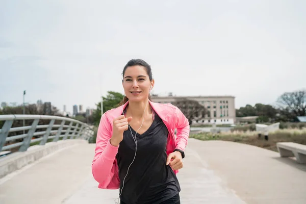 Retrato de la mujer fitness corriendo. — Foto de Stock